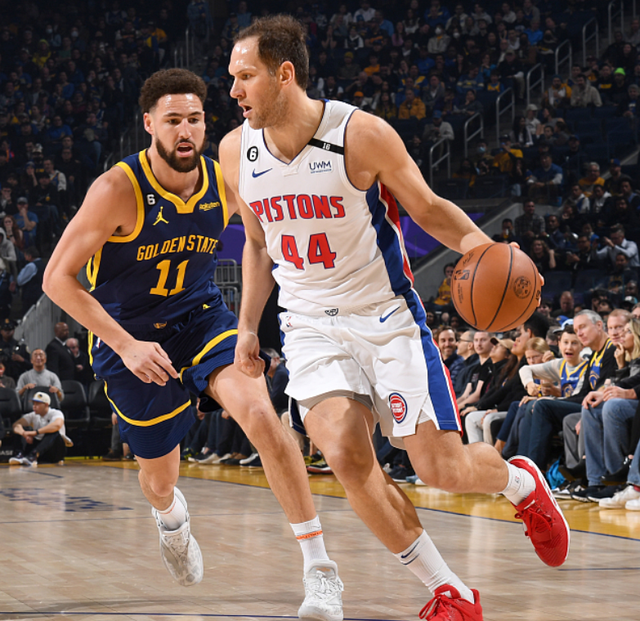 星空体育-包含东城金雕队对阵塞外雷霆队，赛艇季后赛读秒绝平，门将神扑救主——传控打穿防线的词条