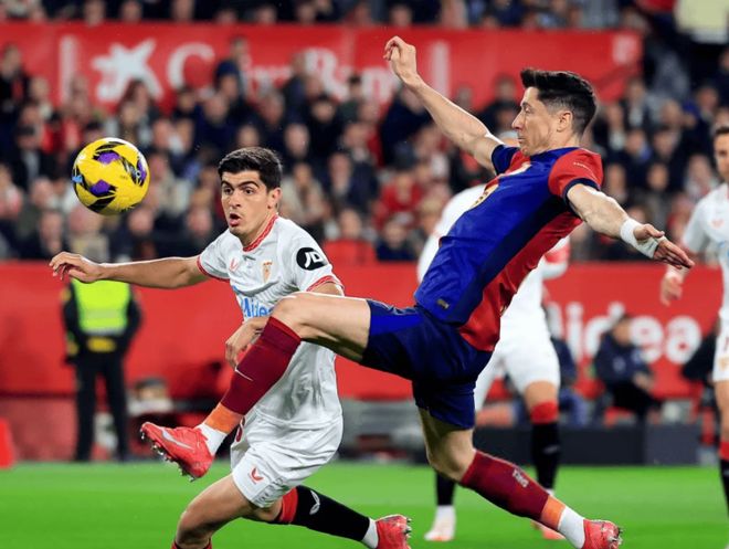 莱万多夫斯基意外战胜曼联,领先优势明显引爆全场!引发球迷热议 莱万多夫斯基意外战胜曼联,领先优势明显引爆全场!引发球迷热议