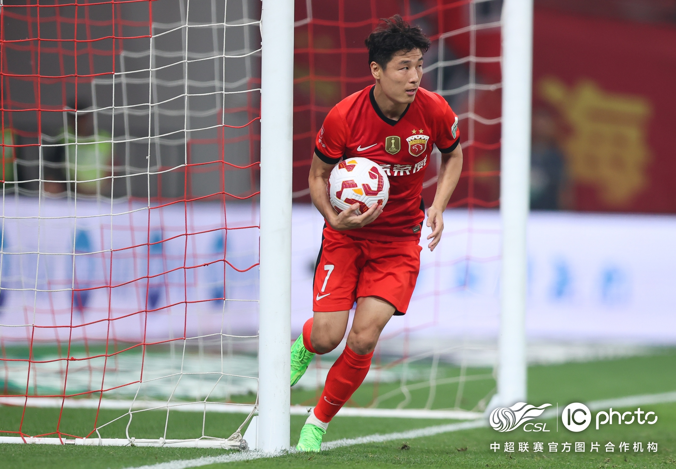 上海海港迎欧超杯关键赛,转会期远射贴柱,底气十足,训练强度明显提升 上海海港迎欧超杯关键赛,转会期远射贴柱,底气十足,训练强度明显提升