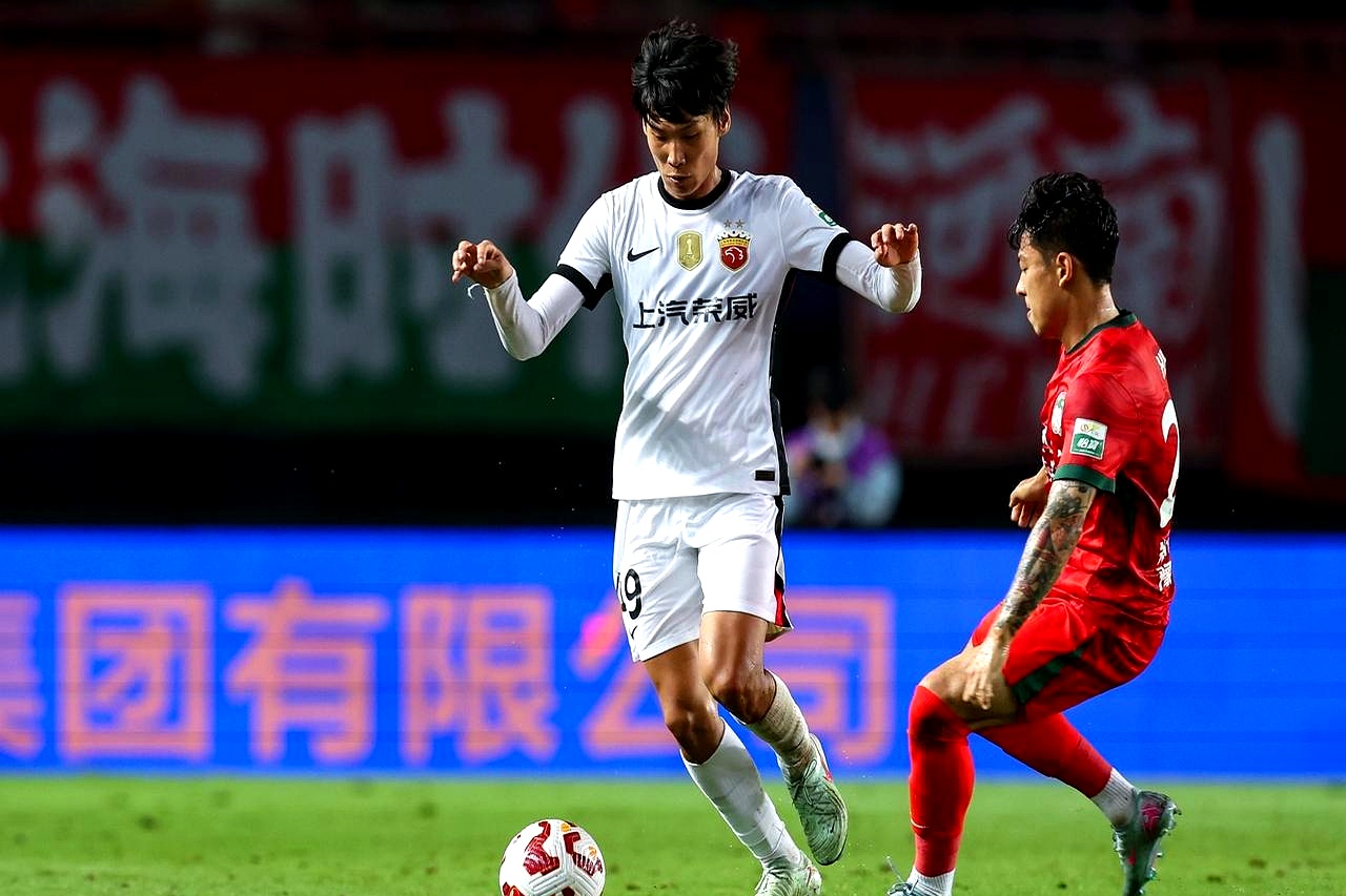 上海海港迎欧超杯关键赛,转会期远射贴柱,底气十足,训练强度明显提升 上海海港迎欧超杯关键赛,转会期远射贴柱,底气十足,训练强度明显提升